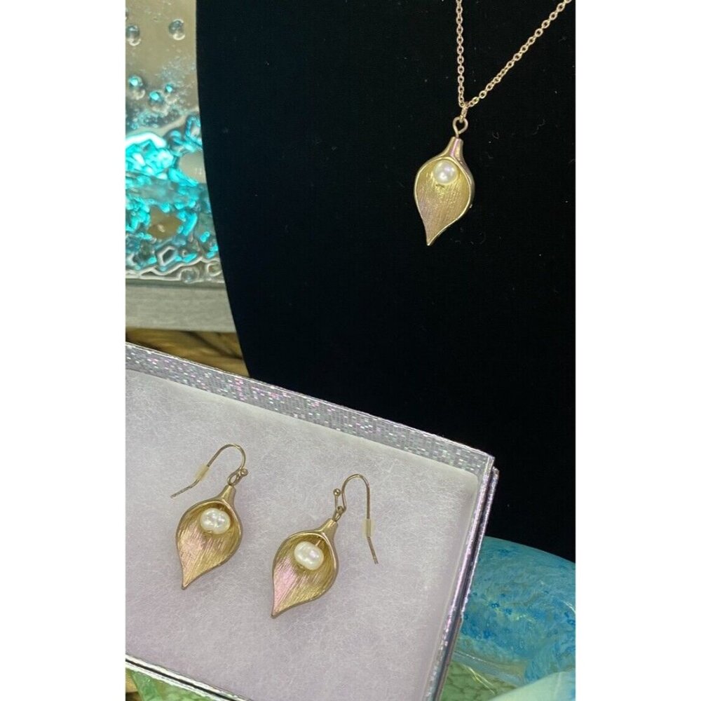 VINTAGE CALLA LILLY NECKLACE AND MATCHING EARRINGS FAUX PEARL BEAUTIFUL
